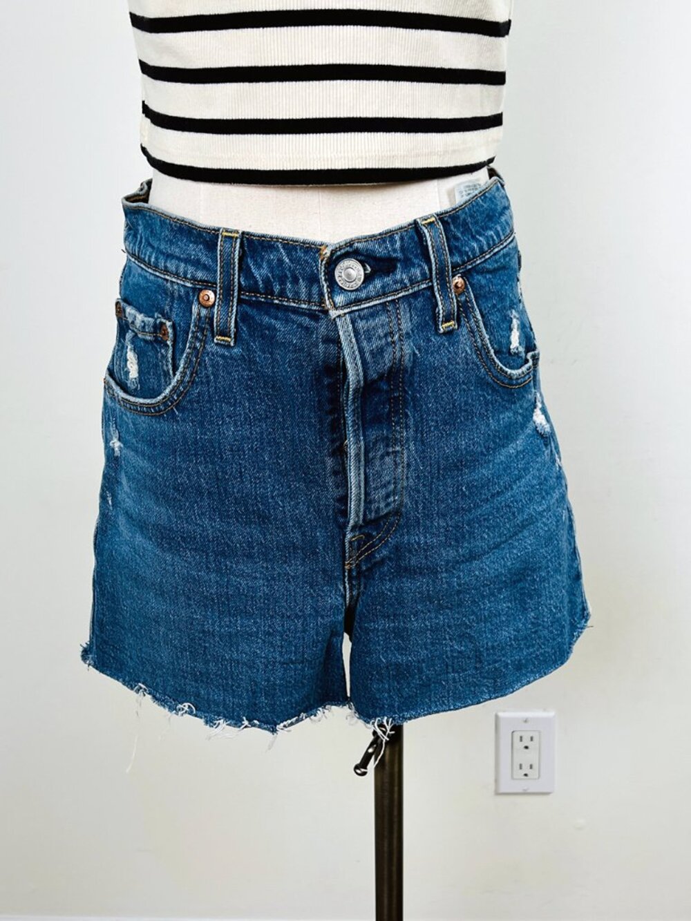 Levi’s Premium Ribcage Shorts Women’s 28 Blue Denim High Rise Distressed Cutoff